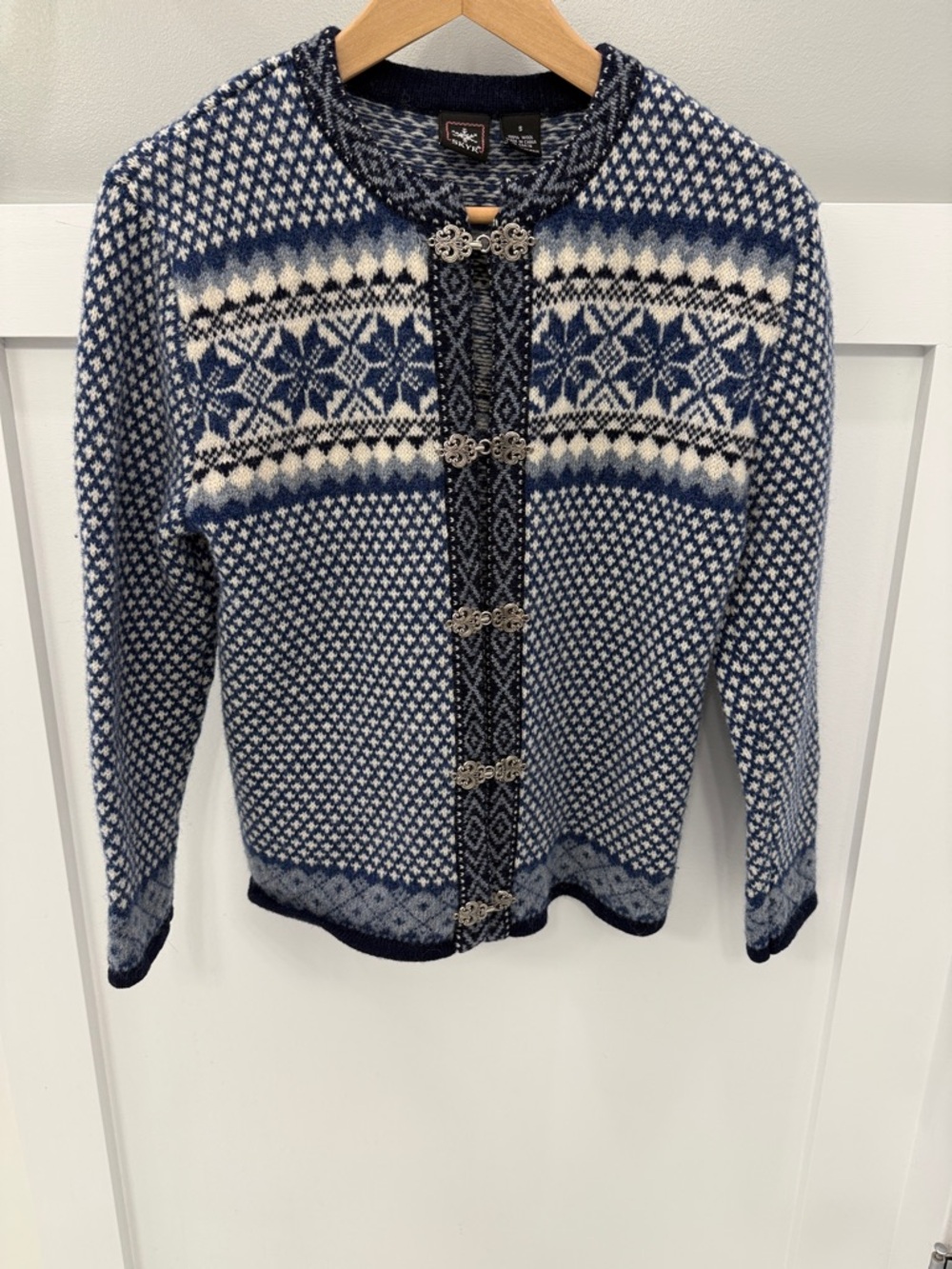Skyr Navy and White Nordic-Pattern Women’s Cardigan with Decorative Clasps